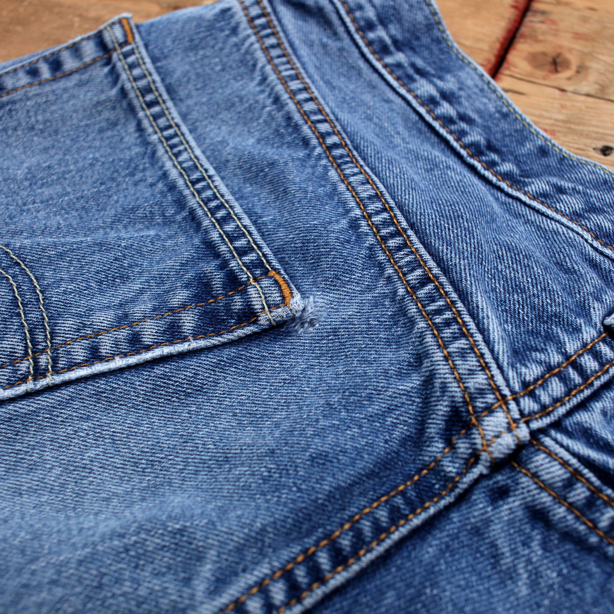 Levis 550 Jeans 34x28 Mens Blue Relaxed Taper Faded Mid Stonewash Denim