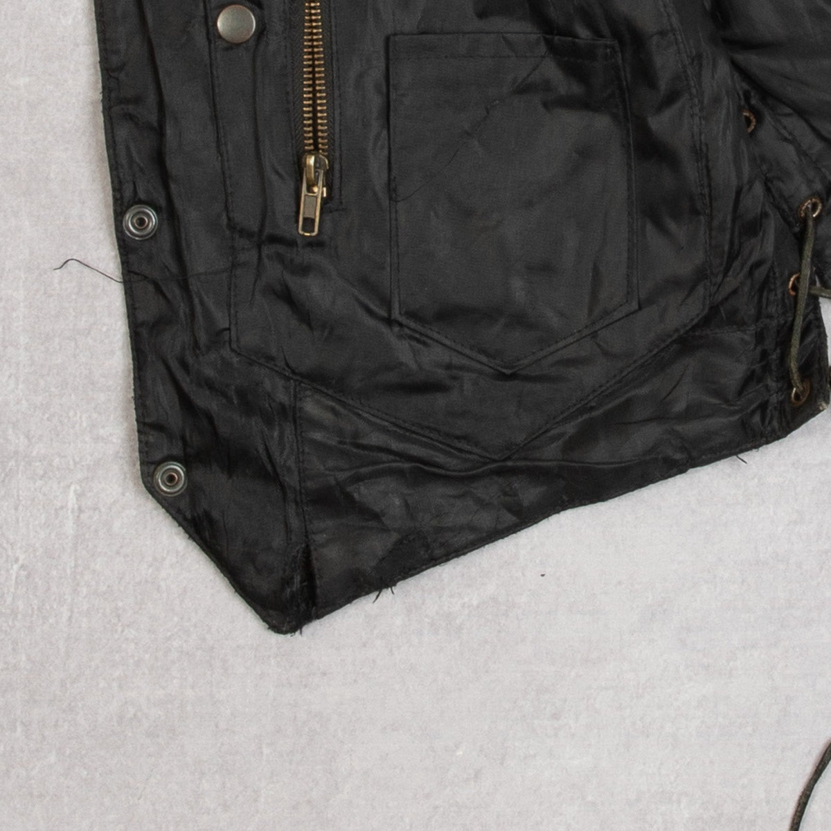MEN'S VINTAGE 1990S LEATHER VEST JACKET - SMALL