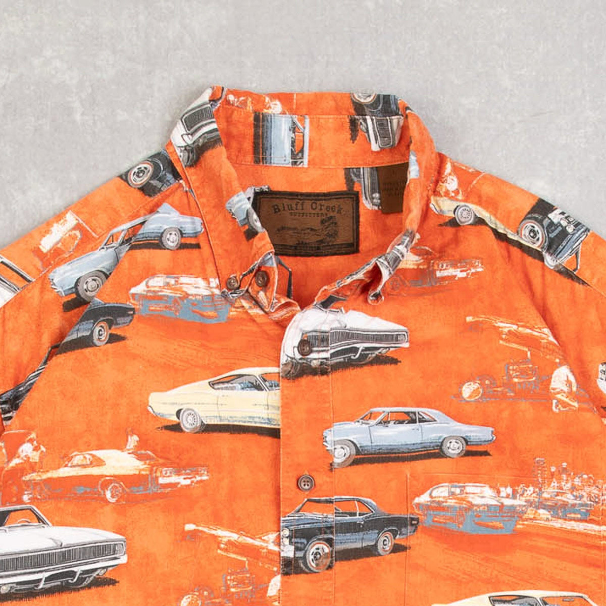 MEN'S VINTAGE 1990S CAR HAWAIIAN SHORT SLEEVE PATTERNED SHIRT - LARGE