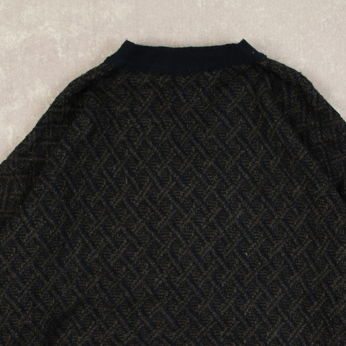 MEN'S VINTAGE 1990S STRUCTURED V-NECK KNITTED JUMPER - LARGE