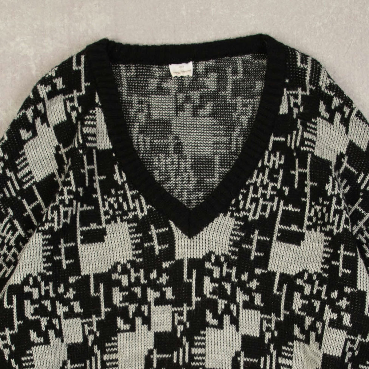 MEN'S VINTAGE 1980S PATTERNED V-NECK KNITTED JUMPER - MEDIUM
