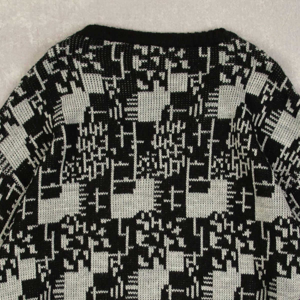 MEN'S VINTAGE 1980S PATTERNED V-NECK KNITTED JUMPER - MEDIUM