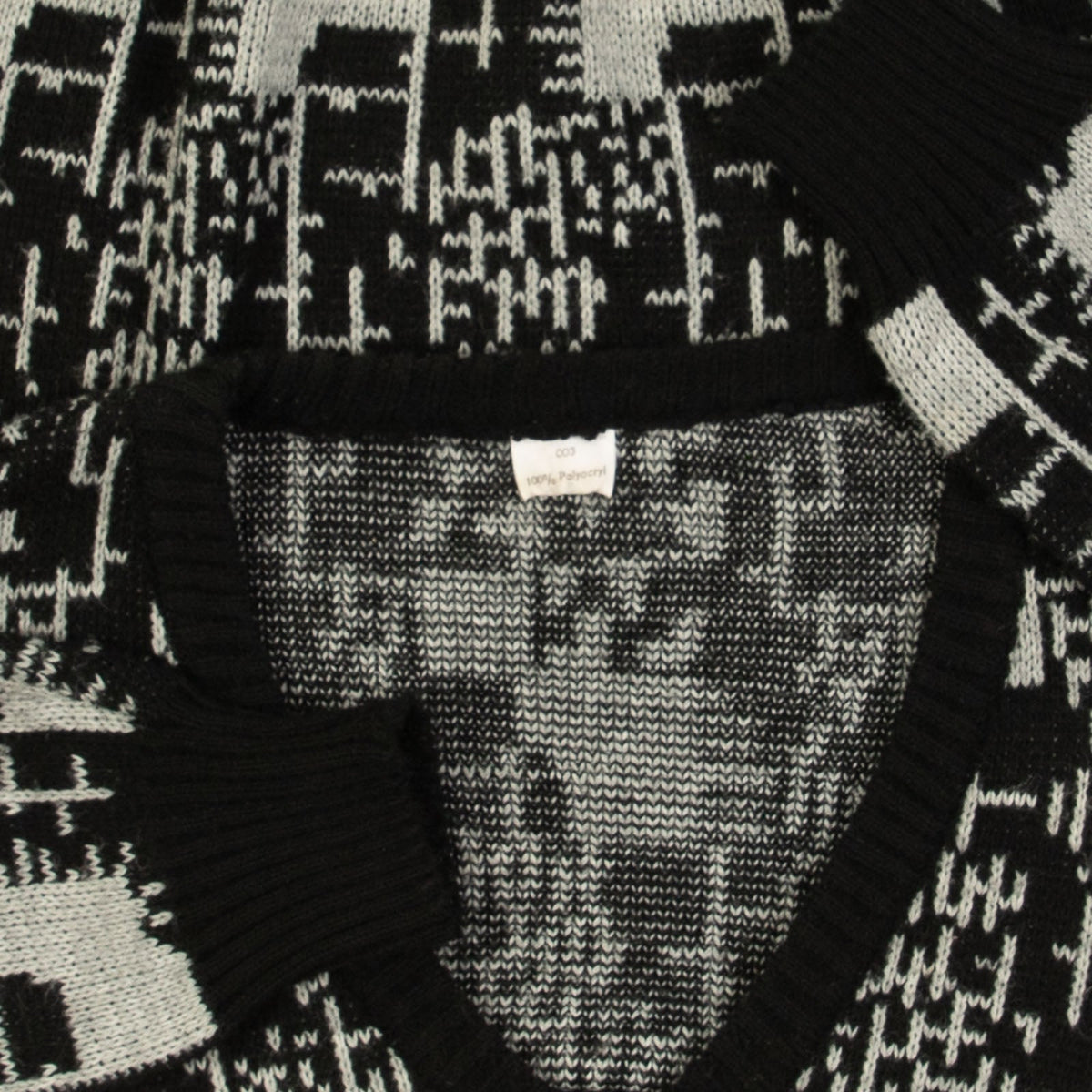 MEN'S VINTAGE 1980S PATTERNED V-NECK KNITTED JUMPER - MEDIUM