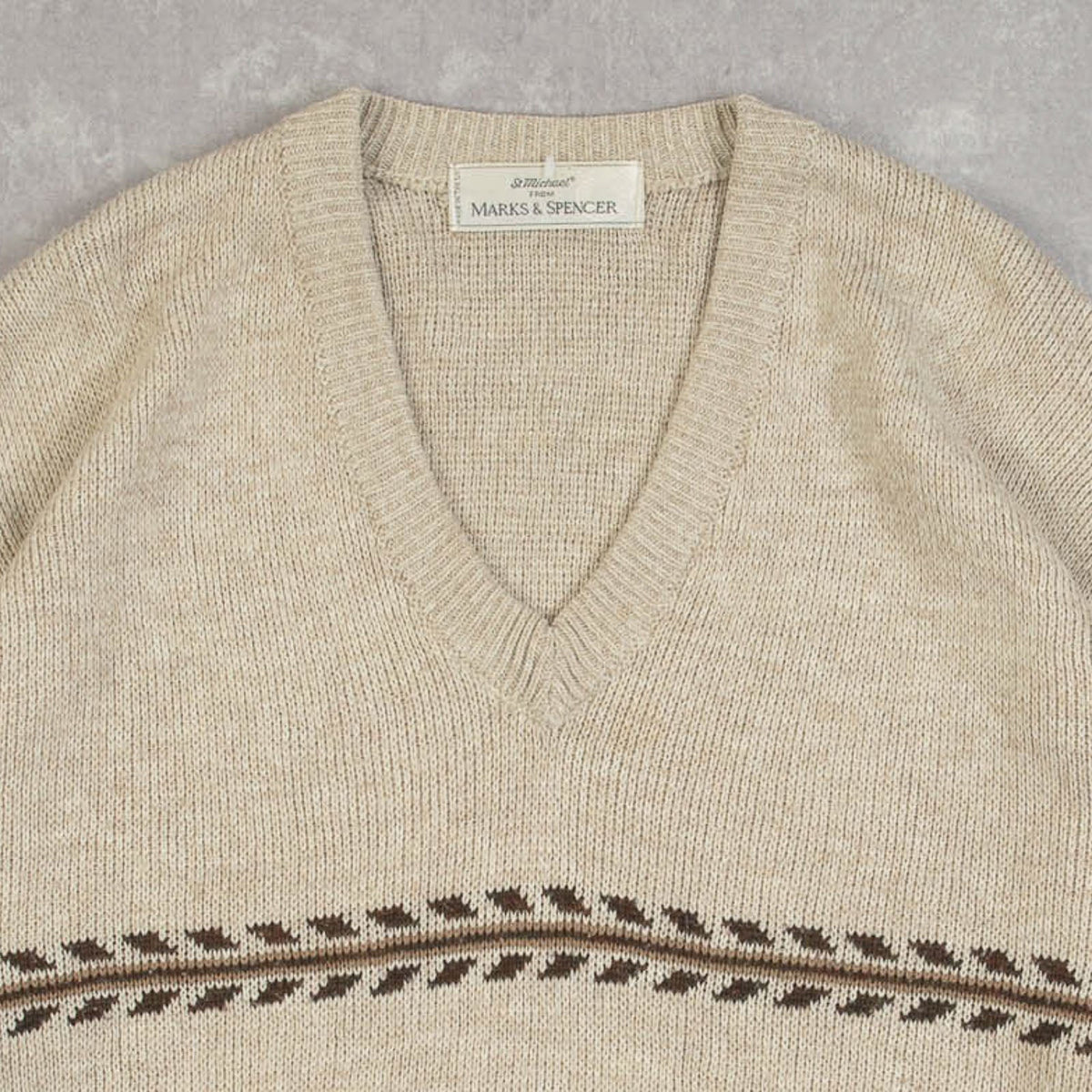 MEN'S VINTAGE 1980S PATTERNED V-NECK KNITTED JUMPER - LARGE