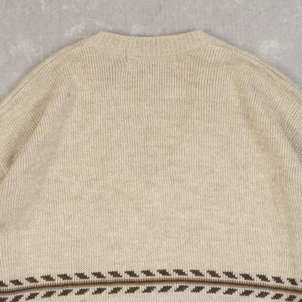 MEN'S VINTAGE 1980S PATTERNED V-NECK KNITTED JUMPER - LARGE