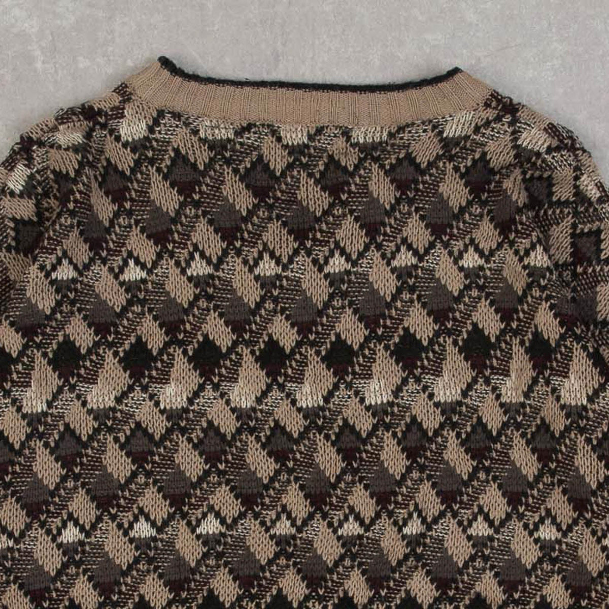 MEN'S VINTAGE 1990S PATTERNED V-NECK KNITTED JUMPER - LARGE