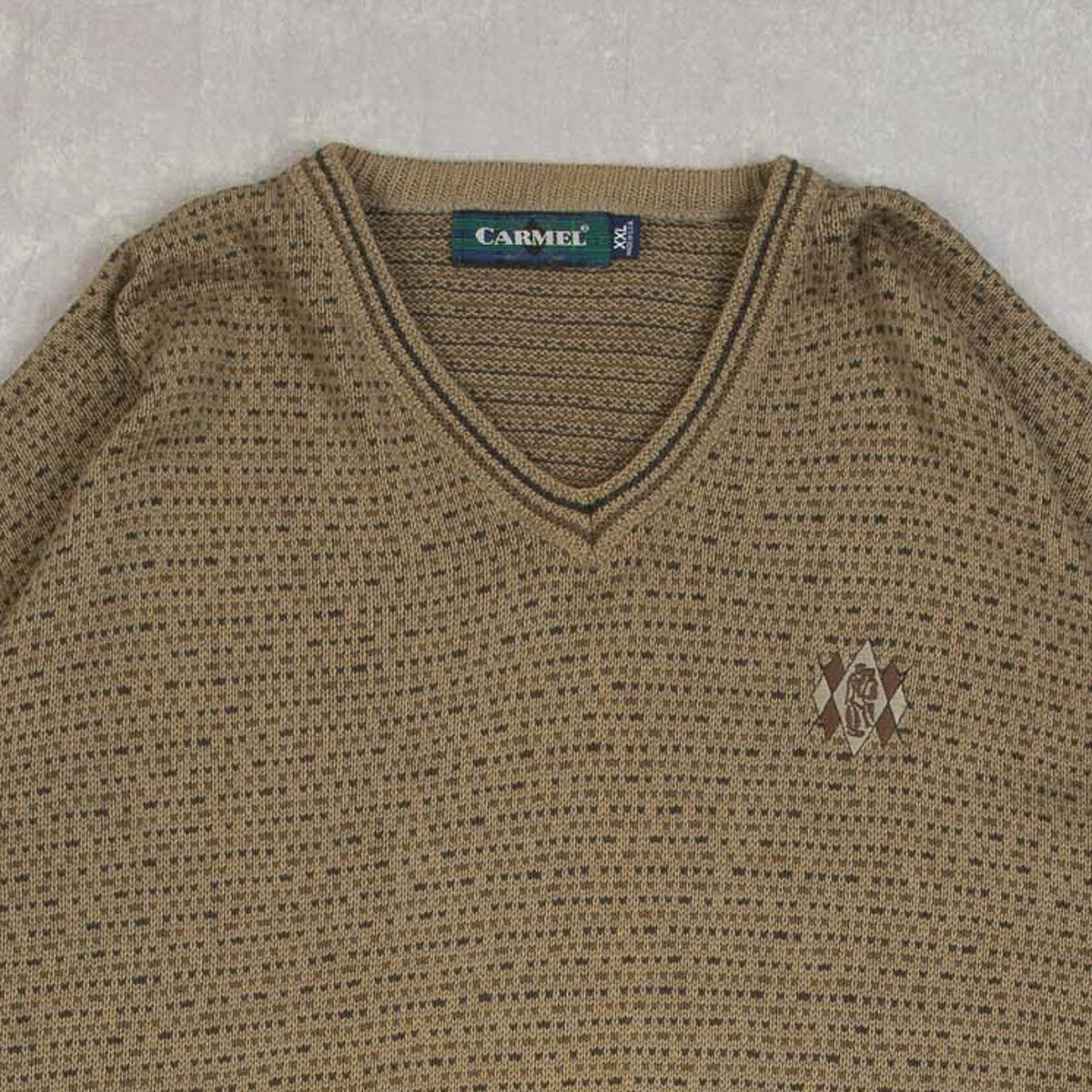MEN'S VINTAGE 1990S PATTERNED V-NECK KNITTED JUMPER - XX-LARGE