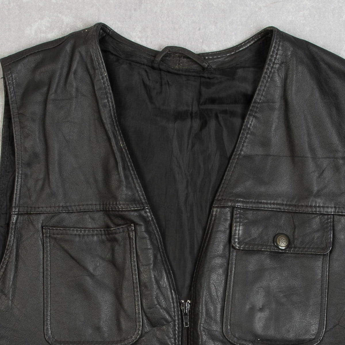 MEN'S VINTAGE 1990S LEATHER UTILITY VEST JACKET - SMALL