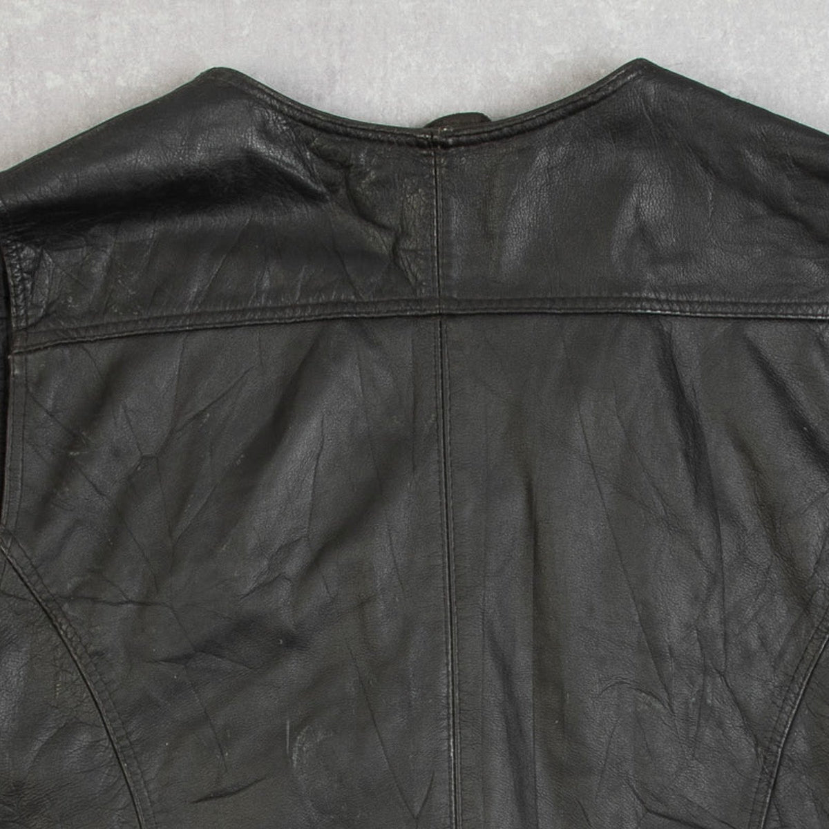 MEN'S VINTAGE 1990S LEATHER UTILITY VEST JACKET - SMALL