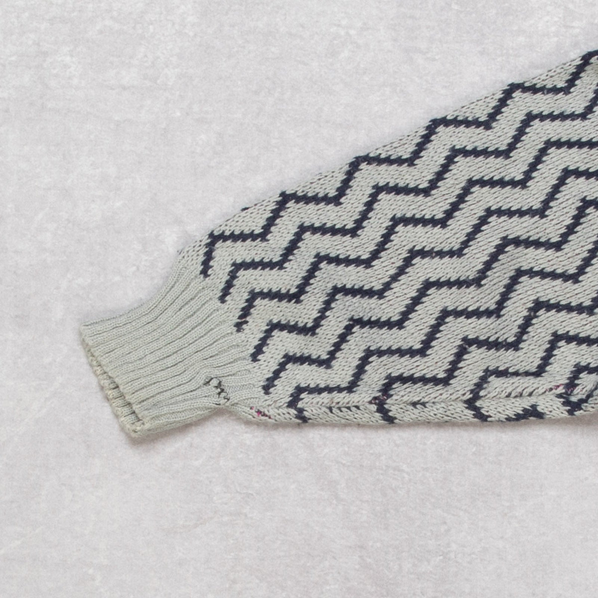 MEN'S VINTAGE 1980S CHEVRON PATTERNED KNITTED JUMPER - MEDIUM
