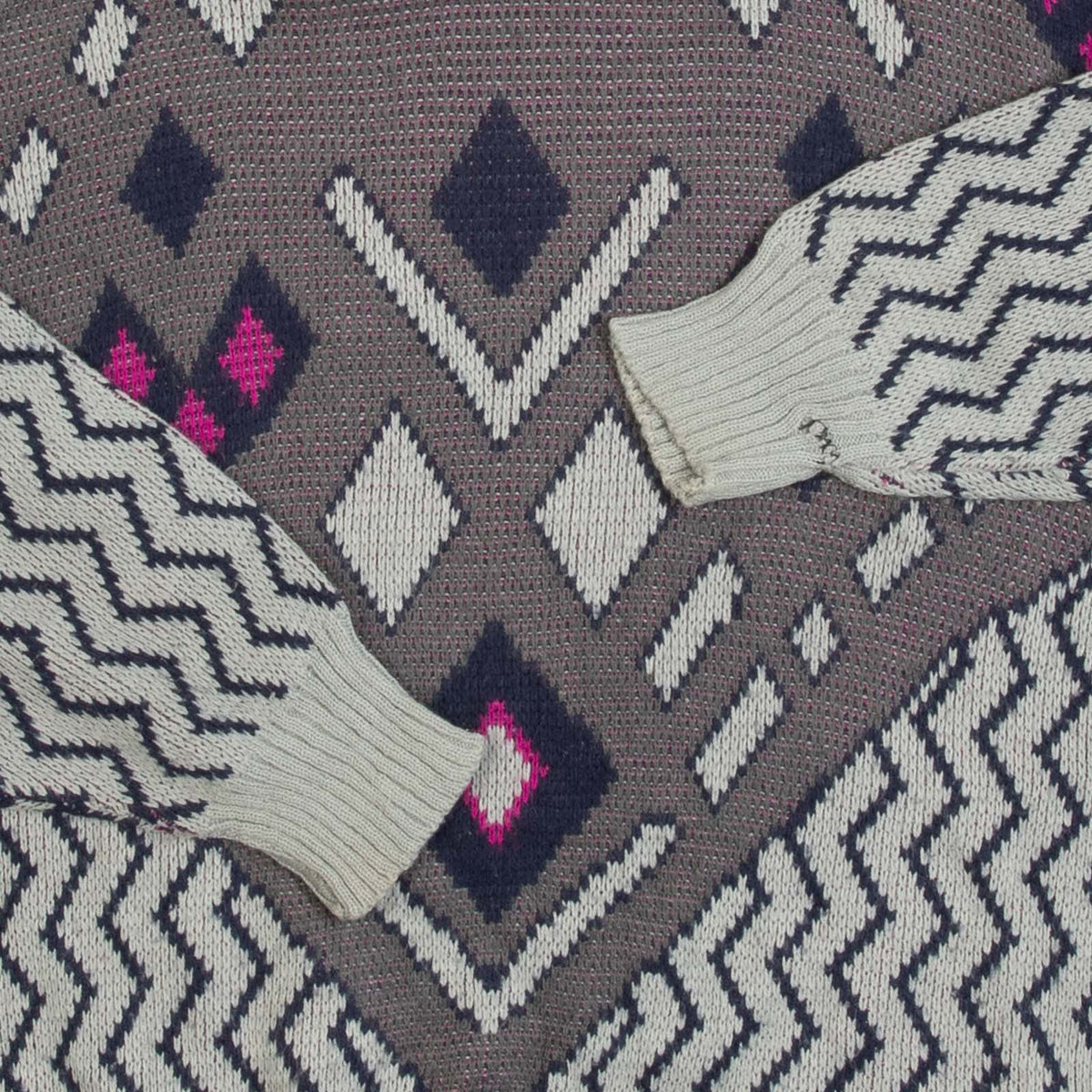 MEN'S VINTAGE 1980S CHEVRON PATTERNED KNITTED JUMPER - MEDIUM