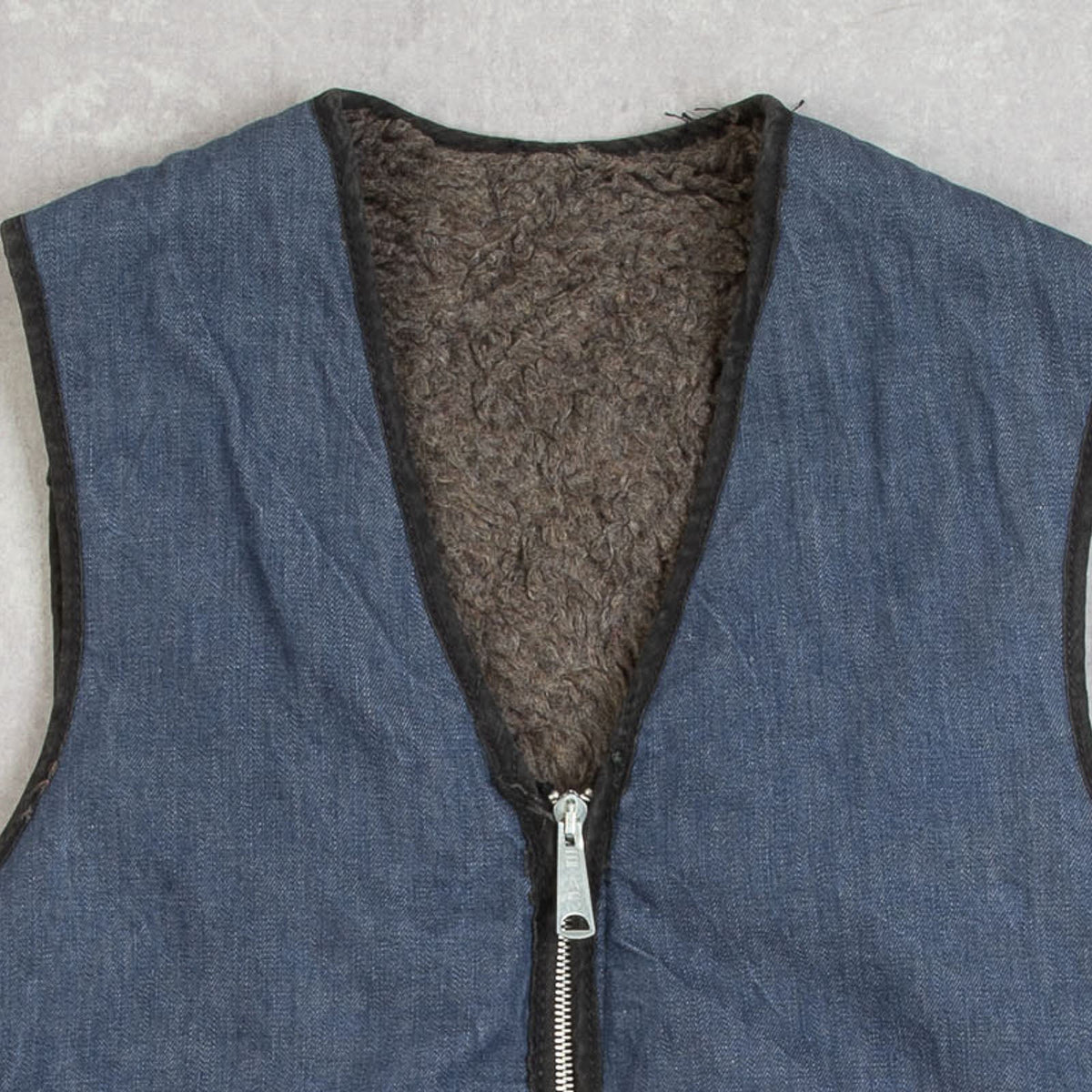MEN'S VINTAGE 1980S DENIM FLEECE LINED VEST JACKET - MEDIUM
