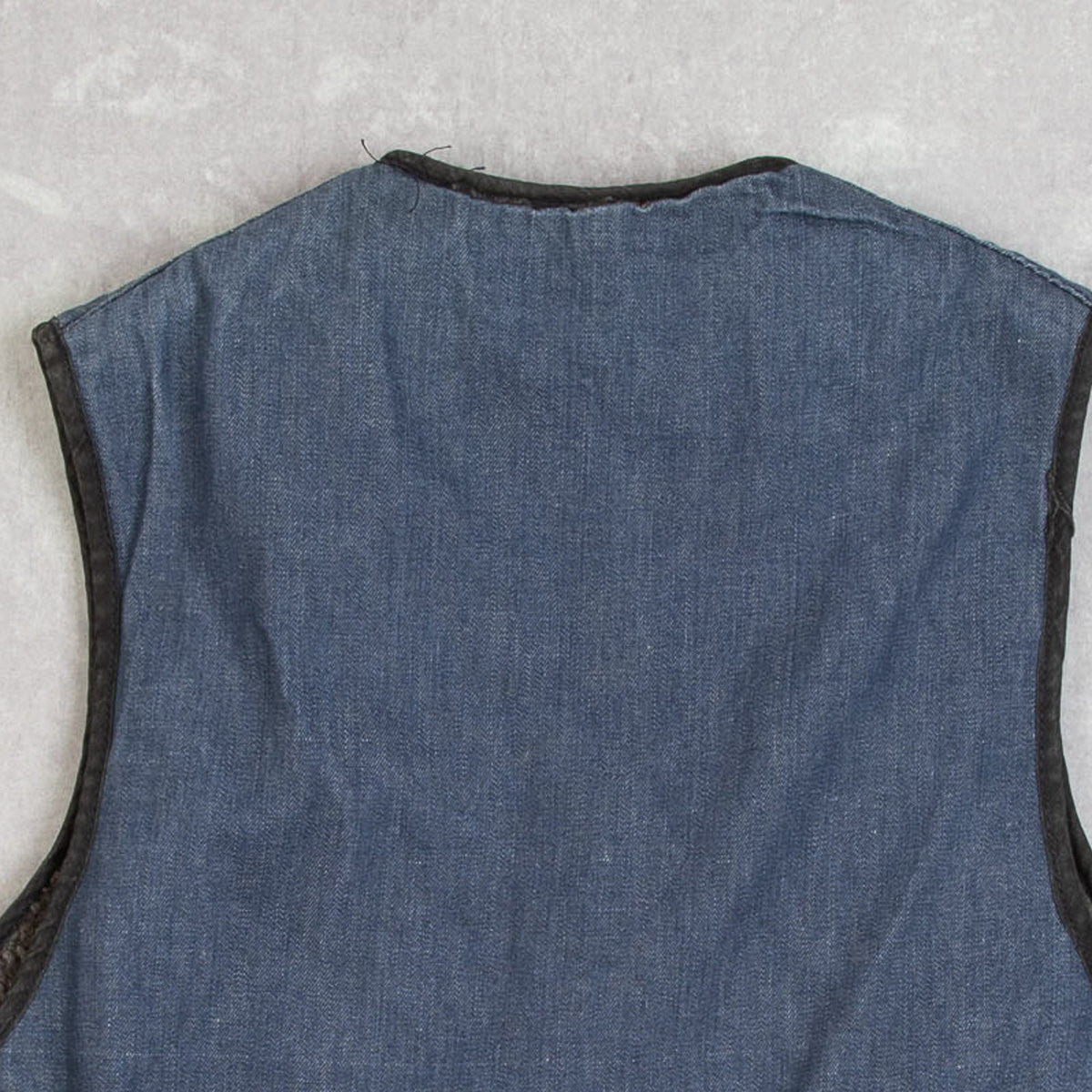 MEN'S VINTAGE 1980S DENIM FLEECE LINED VEST JACKET - MEDIUM