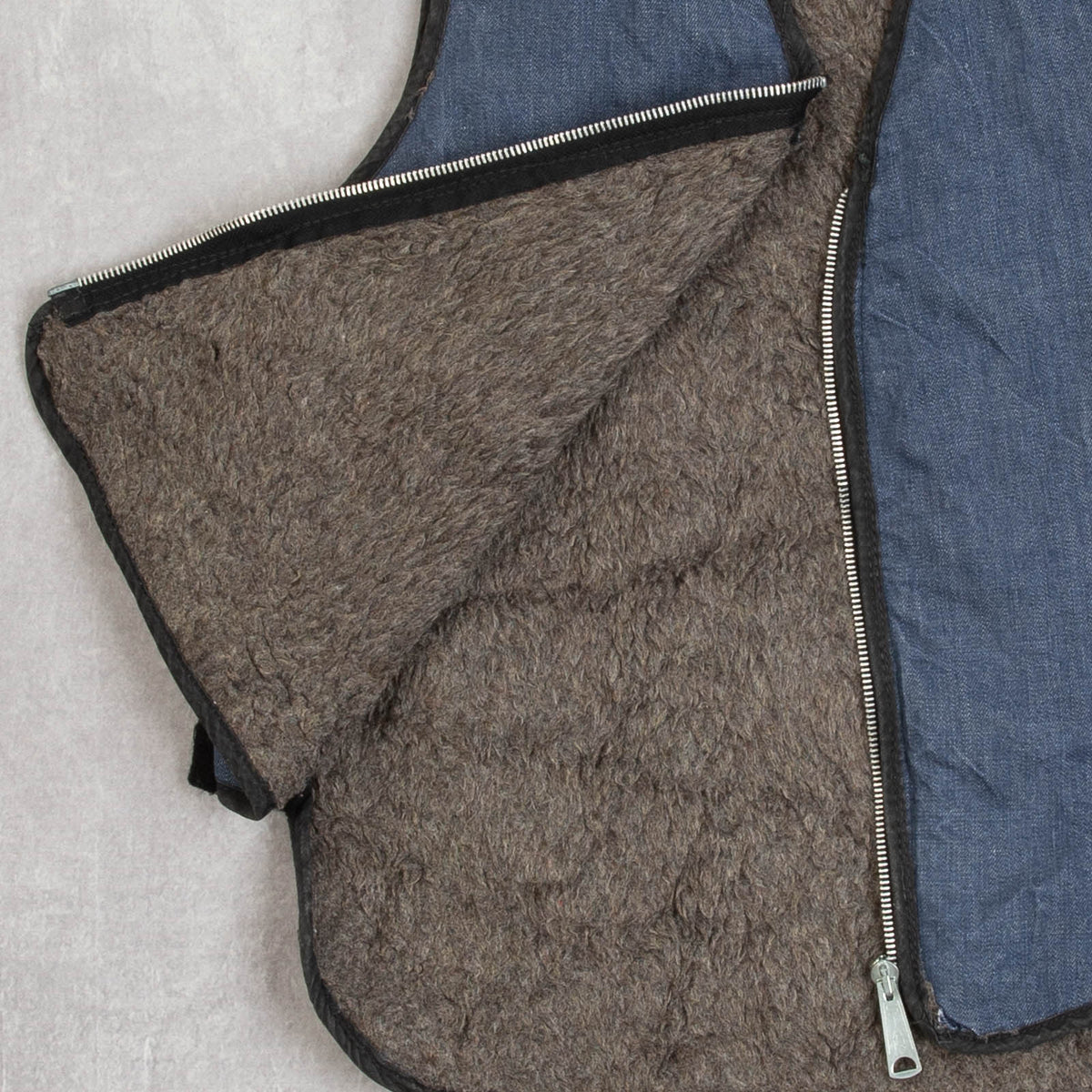 MEN'S VINTAGE 1980S DENIM FLEECE LINED VEST JACKET - MEDIUM
