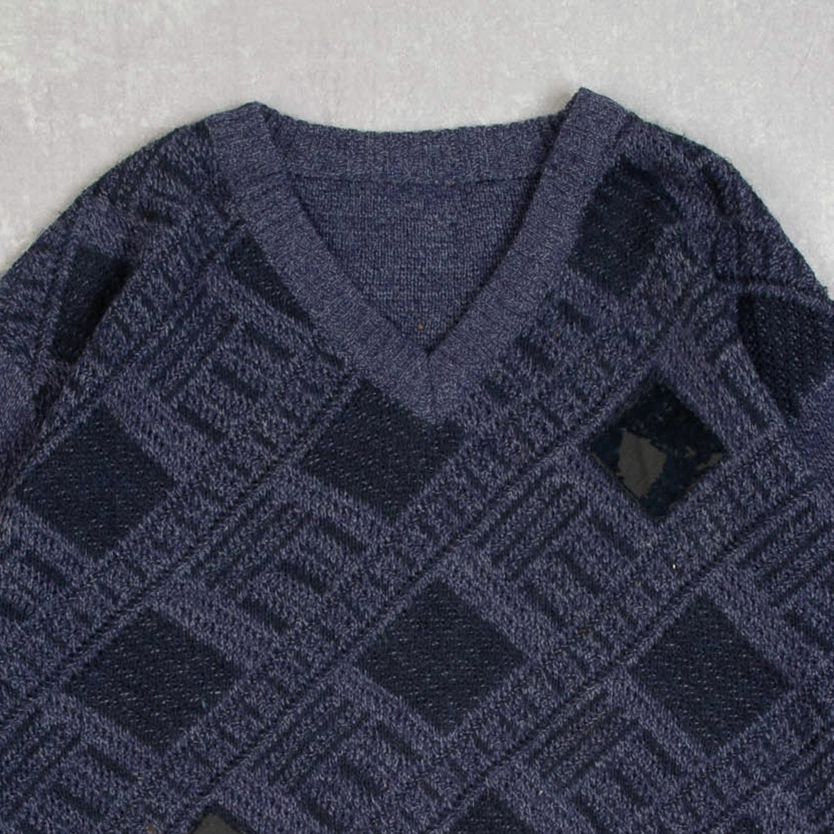 MEN'S VINTAGE 1980S PATTERNED V-NEXK KNITTED JUMPER - X-LARGE