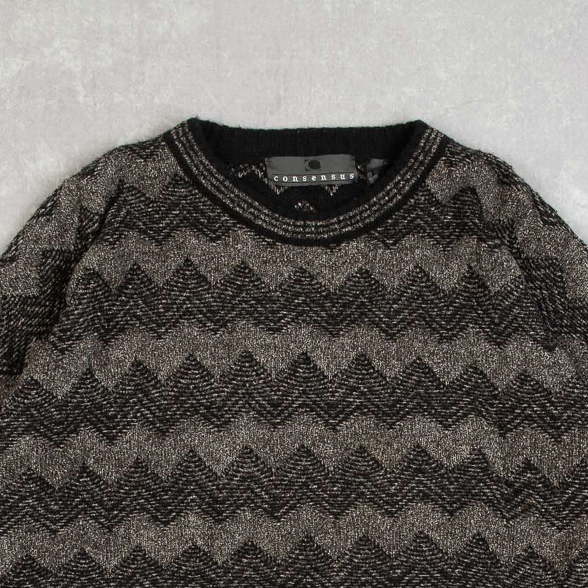 MEN'S VINTAGE 1990S STRUCTURED CHEVRON KNITTED JUMPER - X-SMALL