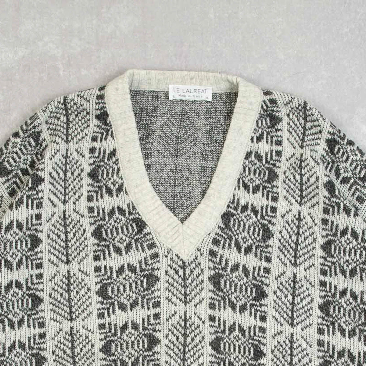 MEN'S VINTAGE 1990S PATTERNED V-NECK KNITTED JUMPER - X-LARGE