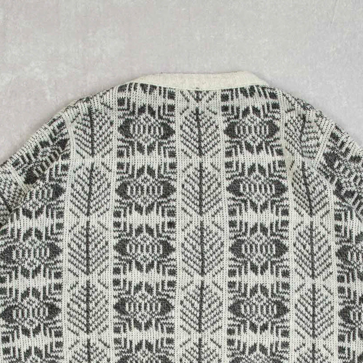 MEN'S VINTAGE 1990S PATTERNED V-NECK KNITTED JUMPER - X-LARGE