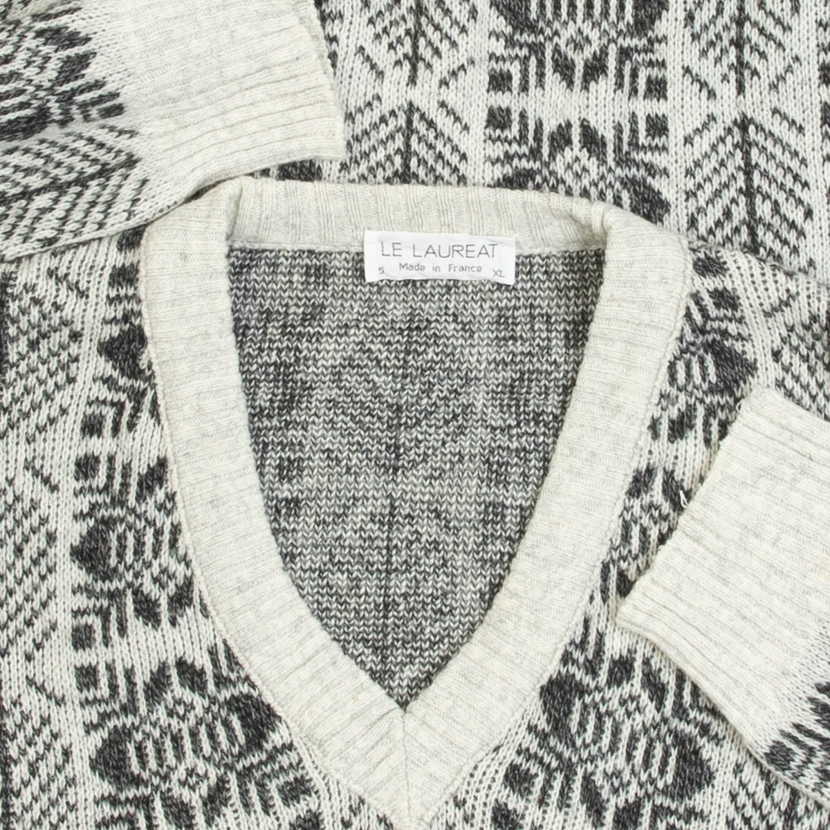 MEN'S VINTAGE 1990S PATTERNED V-NECK KNITTED JUMPER - X-LARGE
