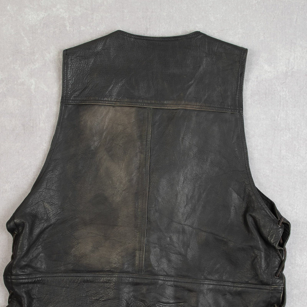 MEN'S VINTAGE 1990S LEATHER VEST JACKET - X-LARGE