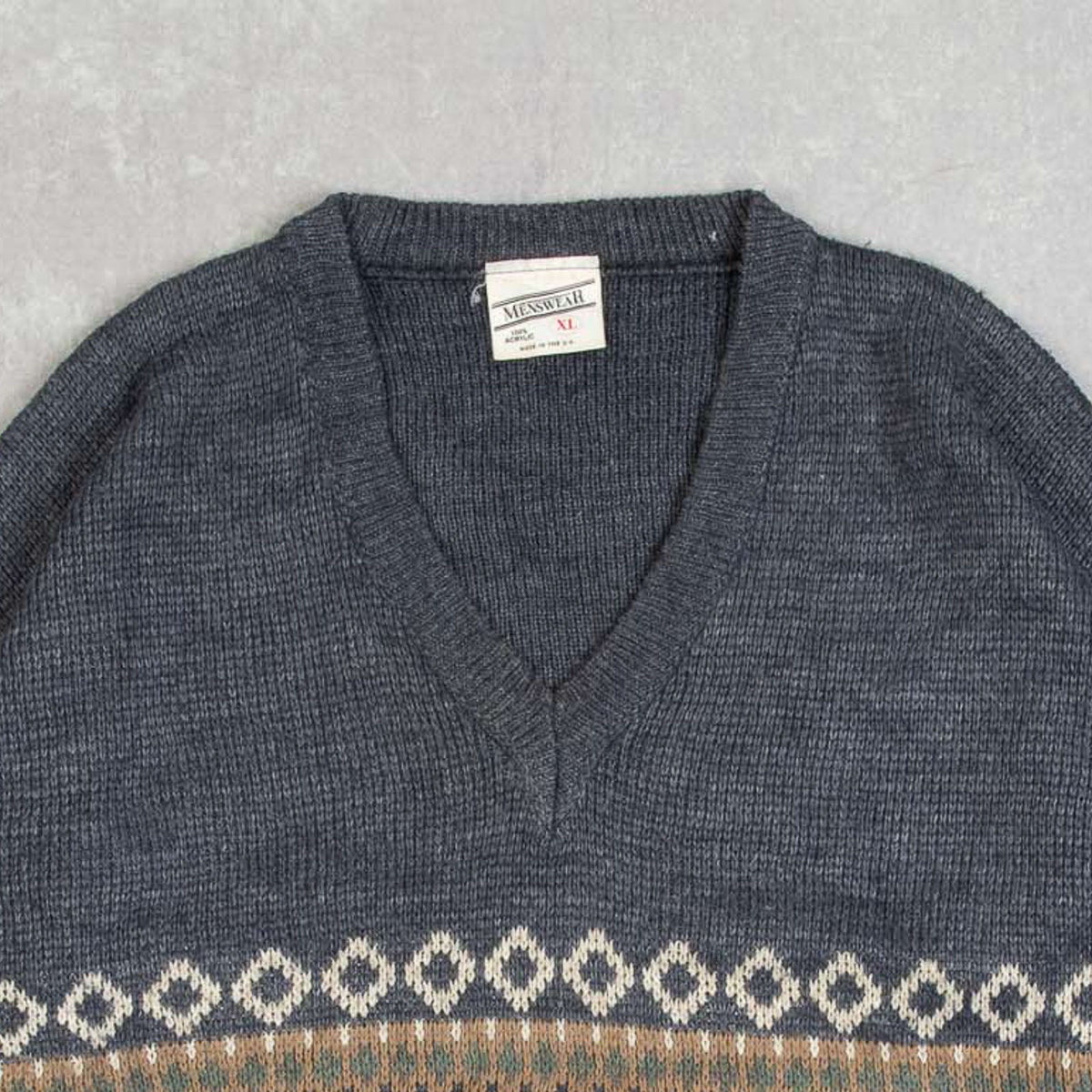 MEN'S VINTAGE 1980S PATTERNED V-NECK KNITTED JUMPER - X-LARGE