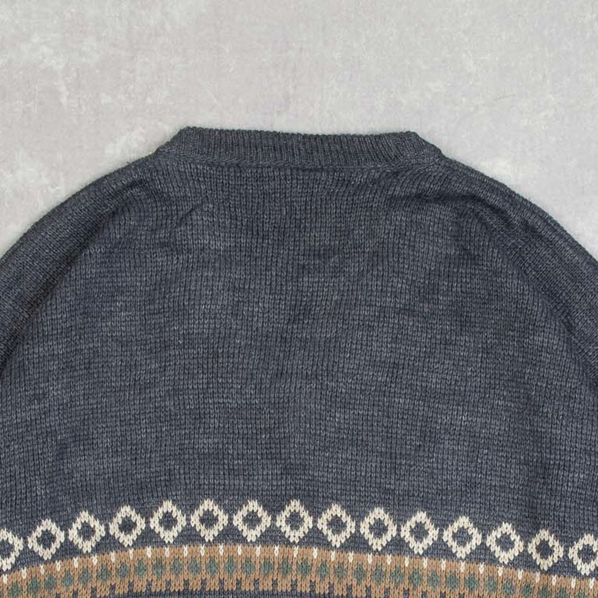 MEN'S VINTAGE 1980S PATTERNED V-NECK KNITTED JUMPER - X-LARGE
