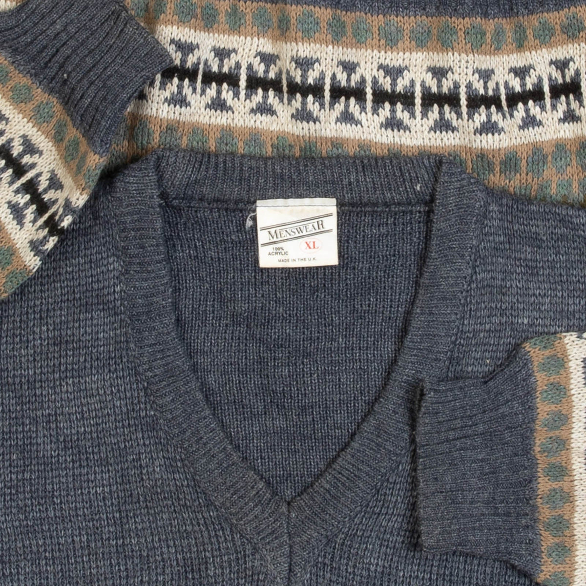 MEN'S VINTAGE 1980S PATTERNED V-NECK KNITTED JUMPER - X-LARGE