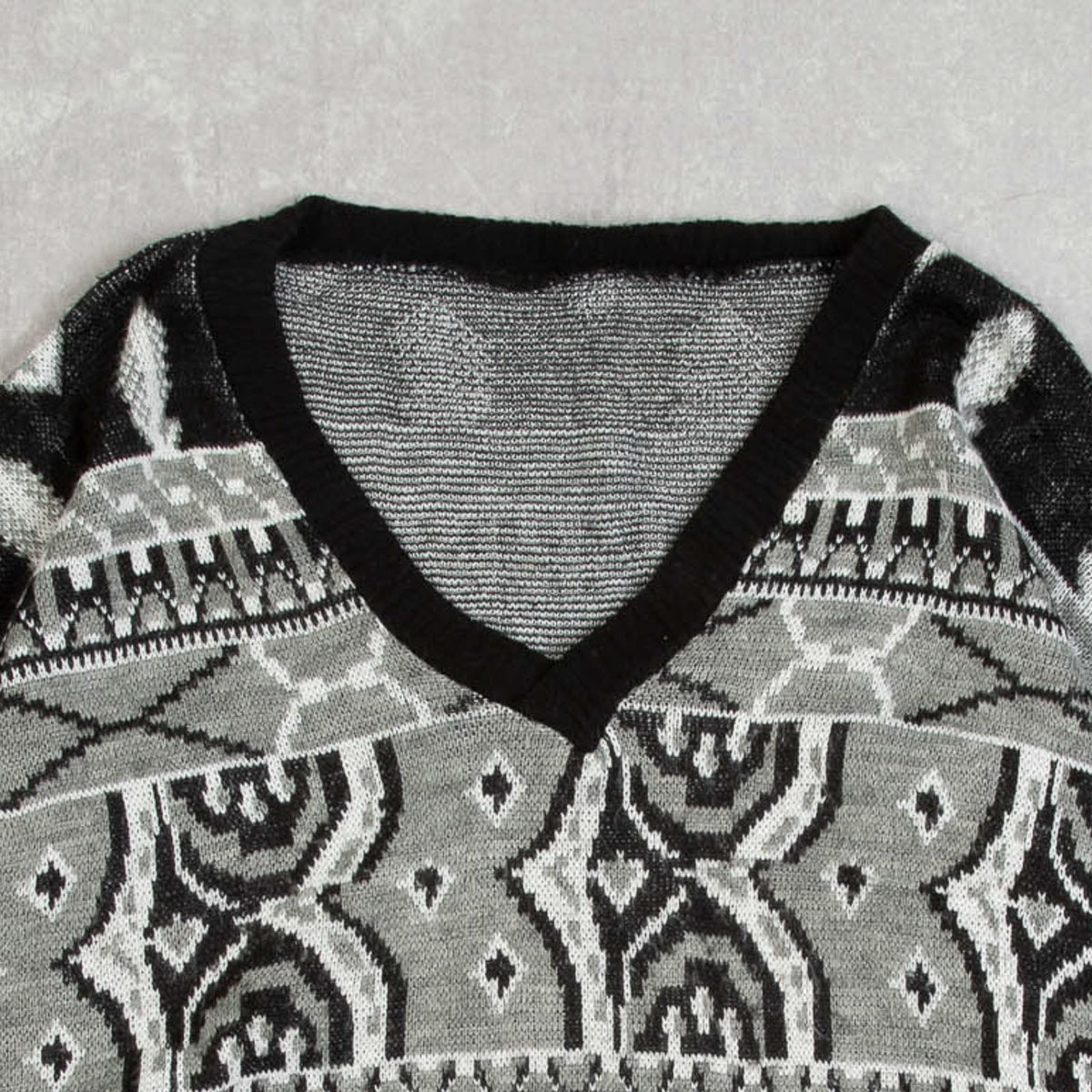 MEN'S VINTAGE 1980S PATTERNED V-NECK KNITTED JUMPER - MEDIUM