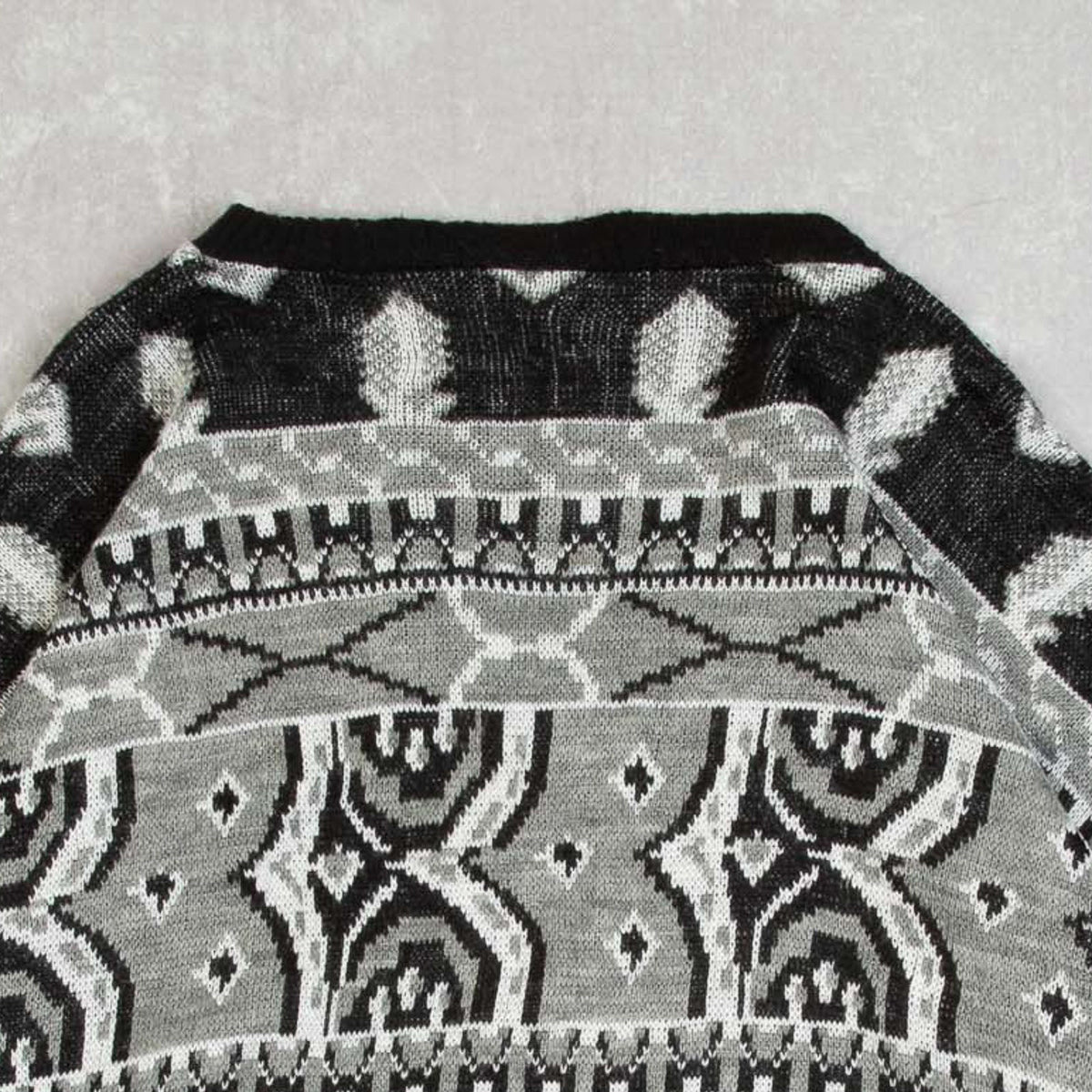 MEN'S VINTAGE 1980S PATTERNED V-NECK KNITTED JUMPER - MEDIUM