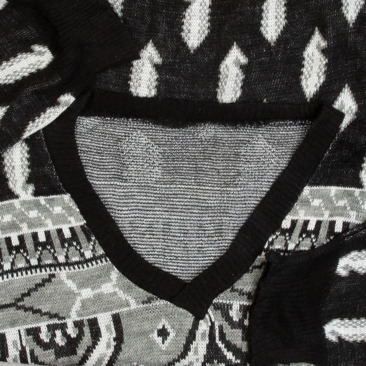 MEN'S VINTAGE 1980S PATTERNED V-NECK KNITTED JUMPER - MEDIUM