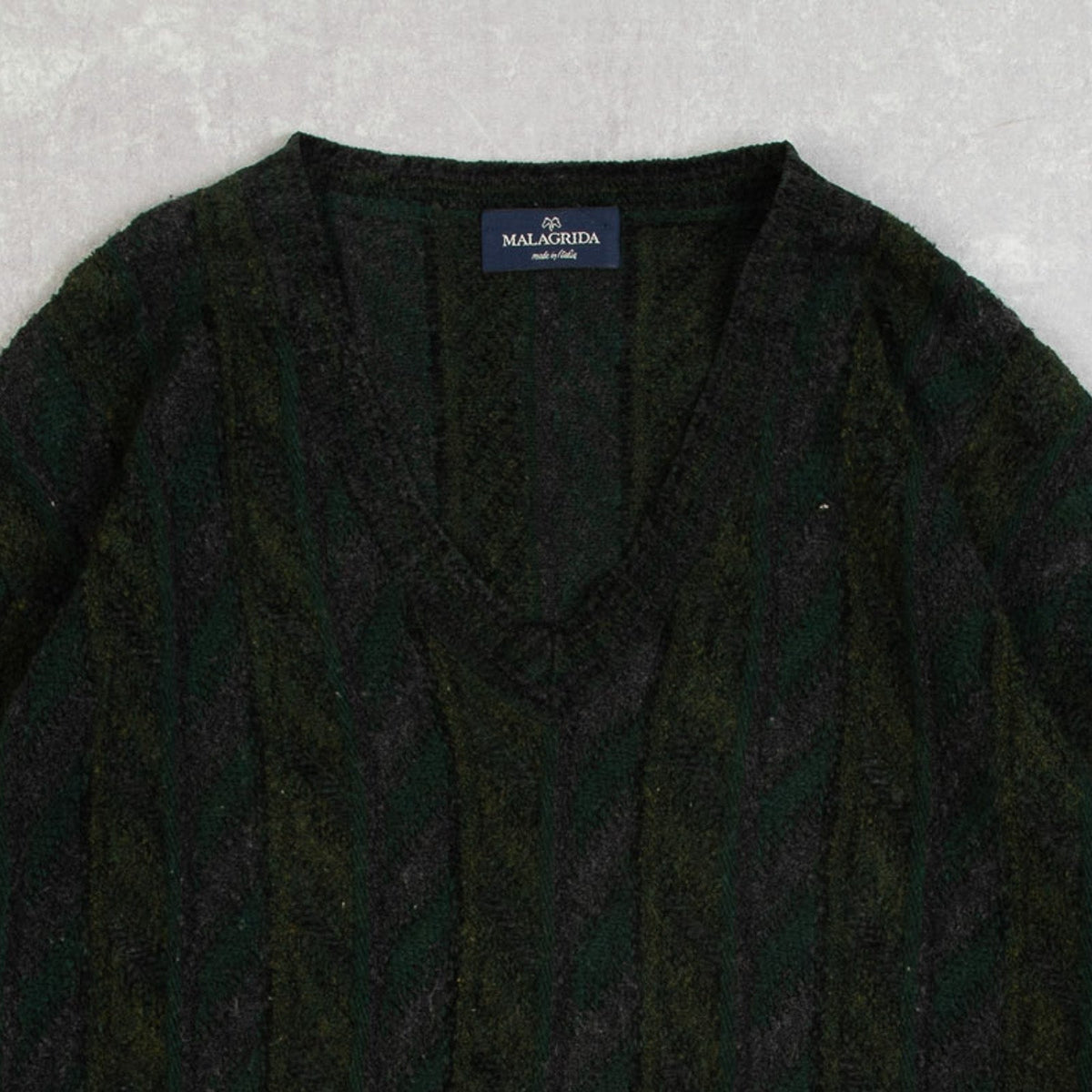 MEN'S VINTAGE 1990S STRUCTURED STRIPED V-NECK KNITTED JUMPER - LARGE