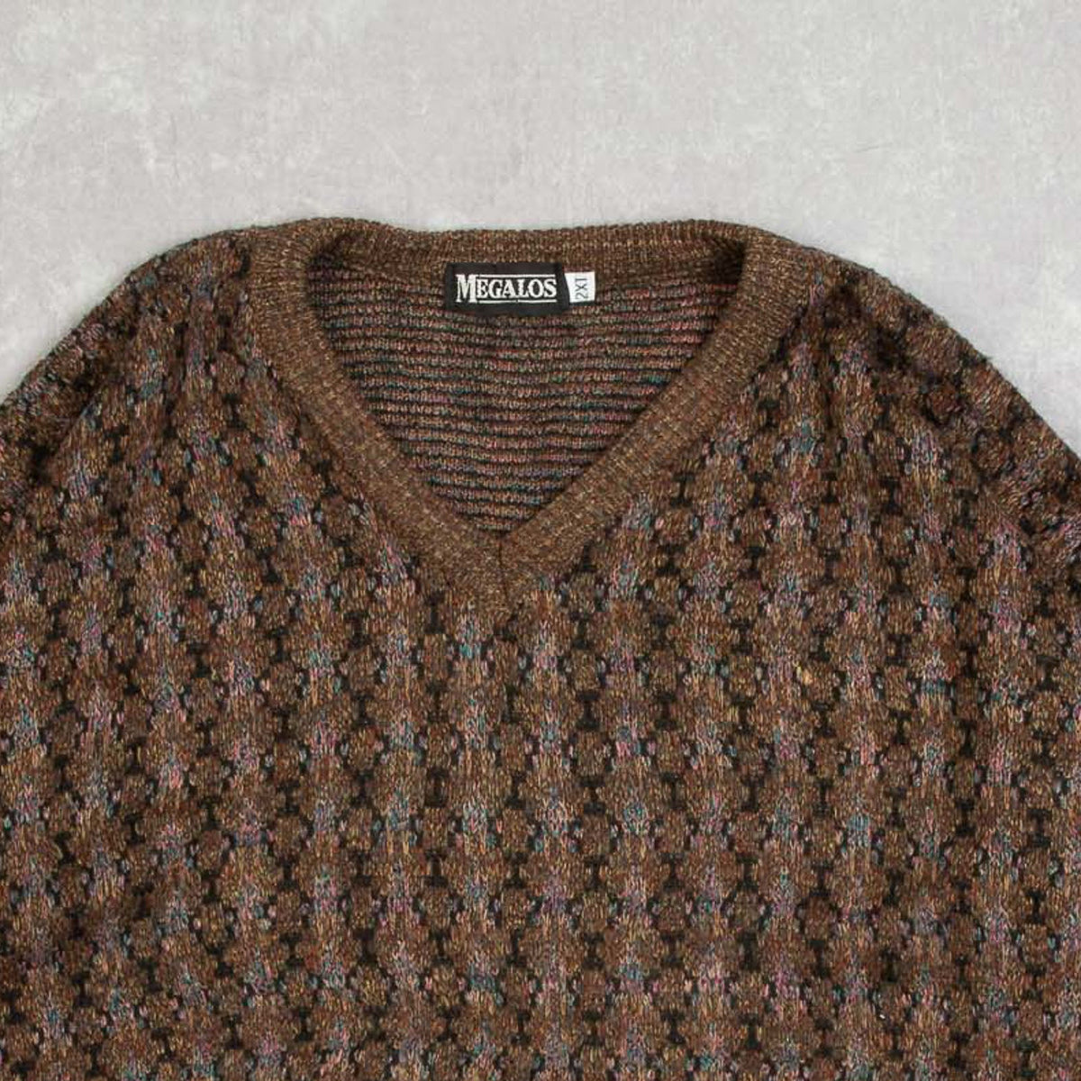 MEN'S VINTAGE 1990S PATTERNED V-NECK KNITTED JUMPER - XX-LARGE