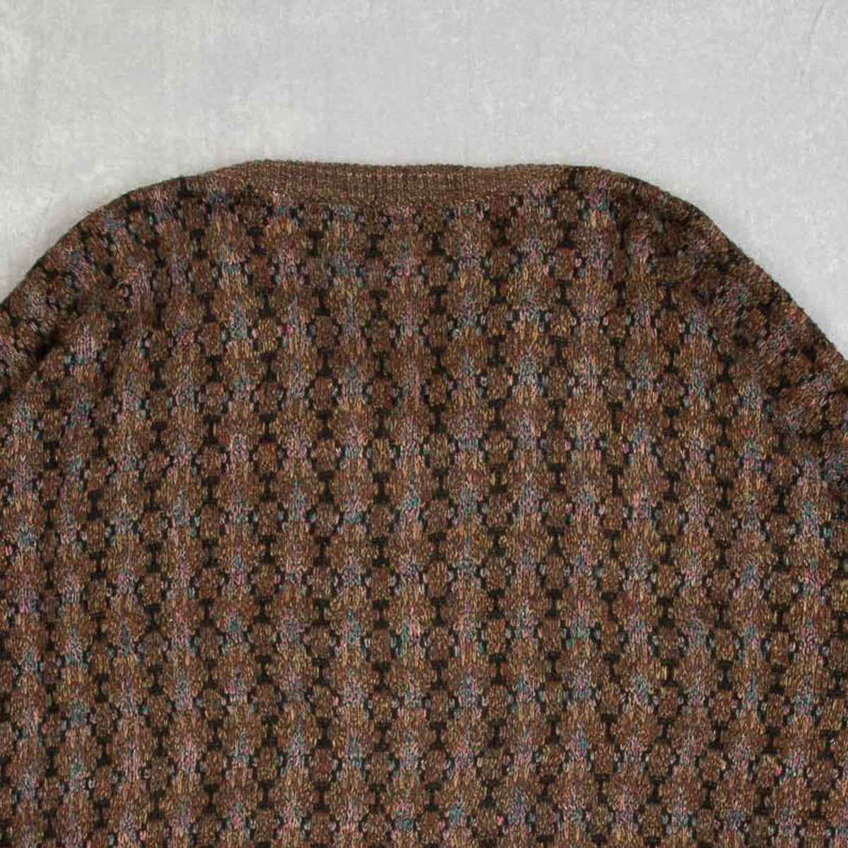 MEN'S VINTAGE 1990S PATTERNED V-NECK KNITTED JUMPER - XX-LARGE