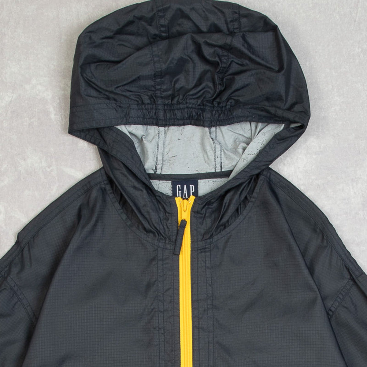 MEN'S VINTAGE 2001 GAP HOODED QUARTER ZIP WINDBREAKER JACKET - MEDIUM